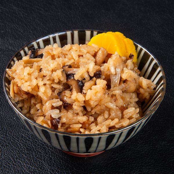 【朝引き国産鶏の旨味あふれる逸品!】こだわりの出汁と鶏の旨味が絶妙にマッチ☆「かしわ飯」450円(税込)