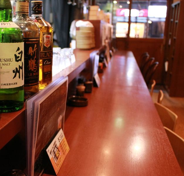 20席のアットホームな雰囲気の店内。カウンター席で、しっぽり1人飲みのお客さまも多いので、お気軽にお越しください♪