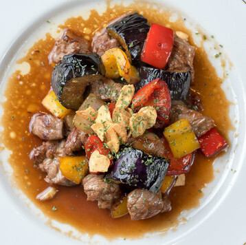 色彩繽紛的蔬菜丁牛排