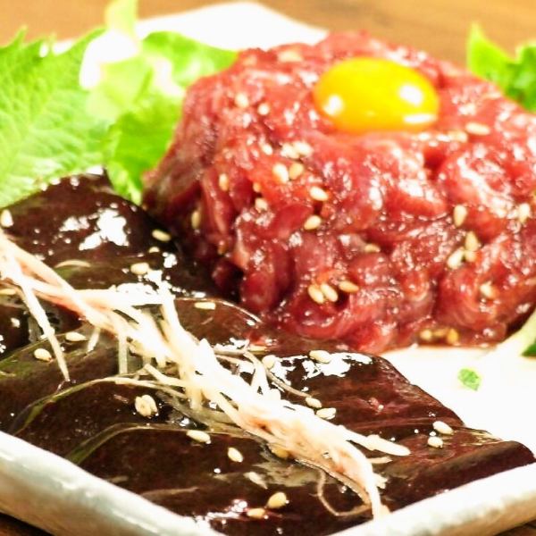[樱花肉yukhoe & 肝生鱼片] 非常受欢迎的一道菜。与啤酒极好的相容性