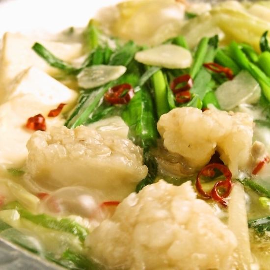 這家烤肉和內臟餐廳的招牌菜是仙台牛肉塔火鍋和博多牛雜火鍋,一定要嚐嚐!