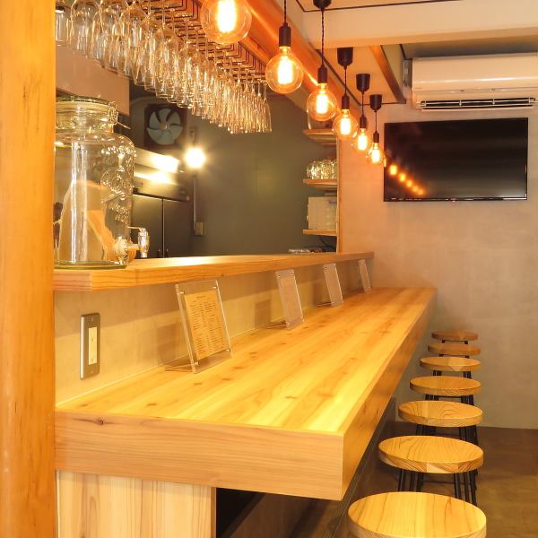 Although it is a standing bar, it has 7 counter seats!The food is prepared right in front of the counter, so even one person can enjoy it casually.
