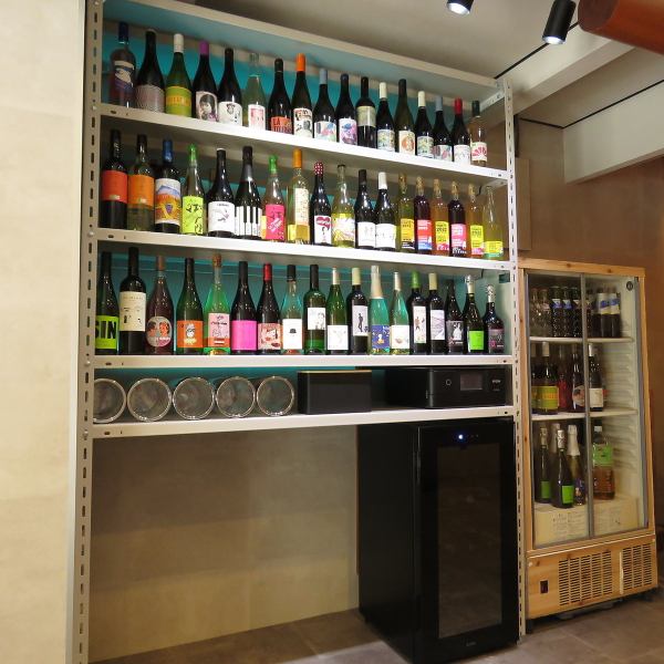 Our proud wine rack! Many unique natural wines are lined up, with a focus on cute labels.It is also possible to "buy the jacket" of the wine with the label you are interested in and drink it.