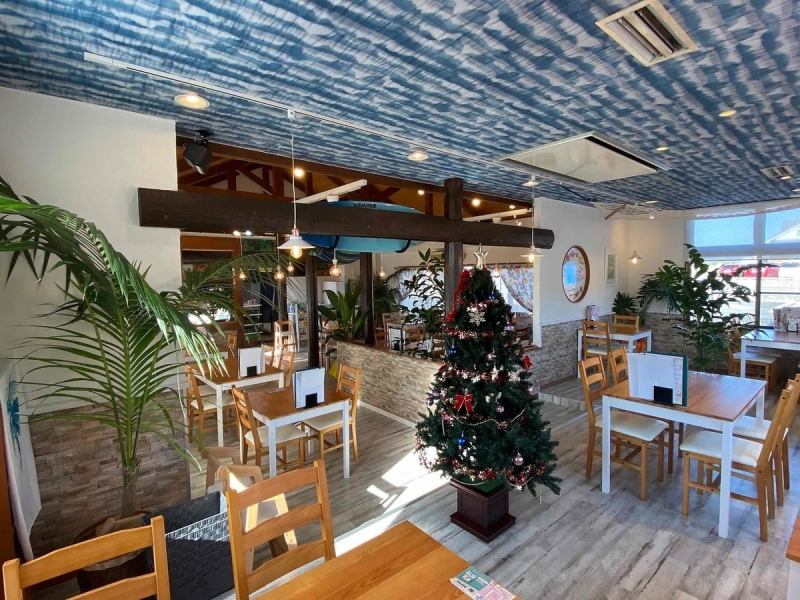 The interior of the store is spacious and you can relax while listening to Hawaiian music.We have changed the arrangement of tables to accommodate large groups of guests.Please do not hesitate to consult us.