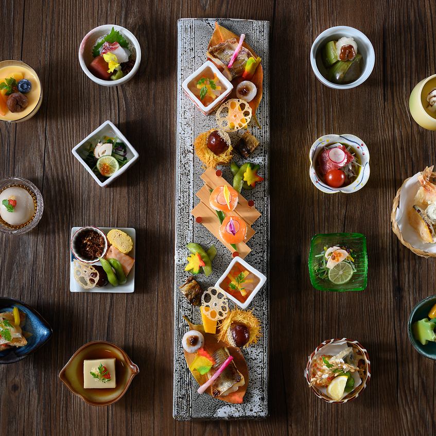You can enjoy authentic Kansai cuisine that incorporates the tastes of the four seasons and the view of the 20th floor above the ground.