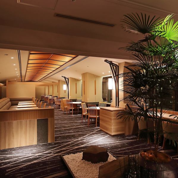 我們敢於創造一個不使用榻榻米空間的空間，開創了日本料理界的現代潮流。雖然是簡單別緻的空間，但讓人忘卻都市喧囂的靜謐室內，是放鬆用餐的理想場所。