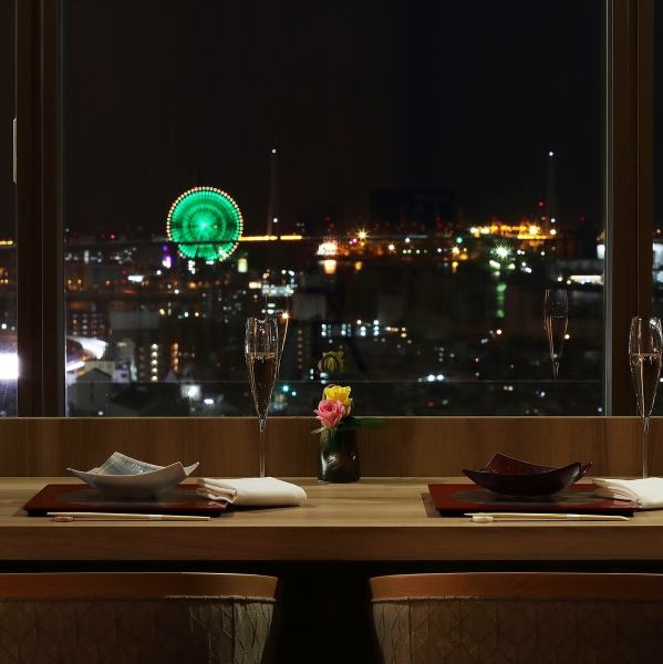 以絕景×“美”懷石的概念新設了面向窗戶的灣景櫃檯。請欣賞大阪灣地區的風景和講究外觀和味道的時令菜餚。