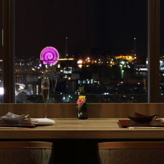 目の前の窓からは、大阪ベイエリアの絶景を眺められます。横並びにお座りいただき、会話はいっそう盛り上がります。デートはもちろん、親友と二人きりで語り合う夜にも◎ 各テーブル間に仕切りを設け、プライベートな演出もばっちり。特別な時間をお過ごしいただけます。