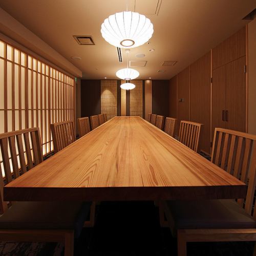 【完全個室・HANARE】一本杉のテーブルと、雅やかな空気漂う特別な空間