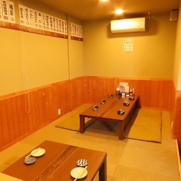 大人数での宴会には2階のお座敷エリアを完備。4名席と6名席を組み合わせることで10名まで利用可能で、人数に応じた柔軟な対応ができます。木の温もりを感じる落ち着いた雰囲気は、ゆったりとした時間を過ごすのに最適です★料理やドリンクを囲みながら楽しい宴会を満喫してください!