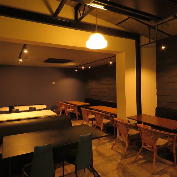 [As a place for everyday use and local communication ◎] There are table seats and counter seats in the calm atmosphere of the store.It can be used for various scenes, from one person to a group, a private party!