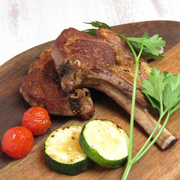 Lamb chop (from 1480 yen) is our most popular dish baked with herb salt ☆ Please come!