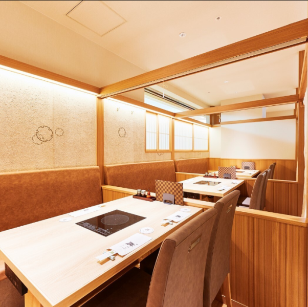 接待、法要、ご宴会など様々な用途でご利用頂けるよう、個室やホールのテーブル席などお席をご用意しております。周囲が気にならないゆとりの空間の個室は、落ち着いた雰囲気。居心地の良い空間で仲間とゆっくりしゃぶしゃぶやすき焼きをお楽しみいただけます。お席のご希望がありましたら、お気軽にご相談ください。