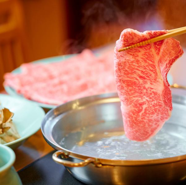 肉の旨味を満喫できるコースが多数。海鮮や旬の一品もあり