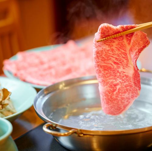 肉の旨味を満喫できるコースが多数。海鮮や旬の一品もあり