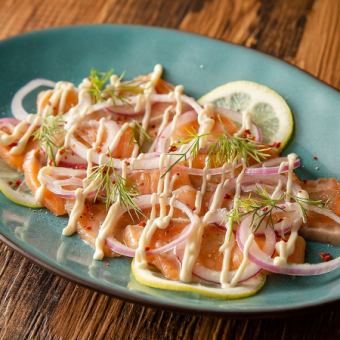 Salmon carpaccio with horseradish sauce