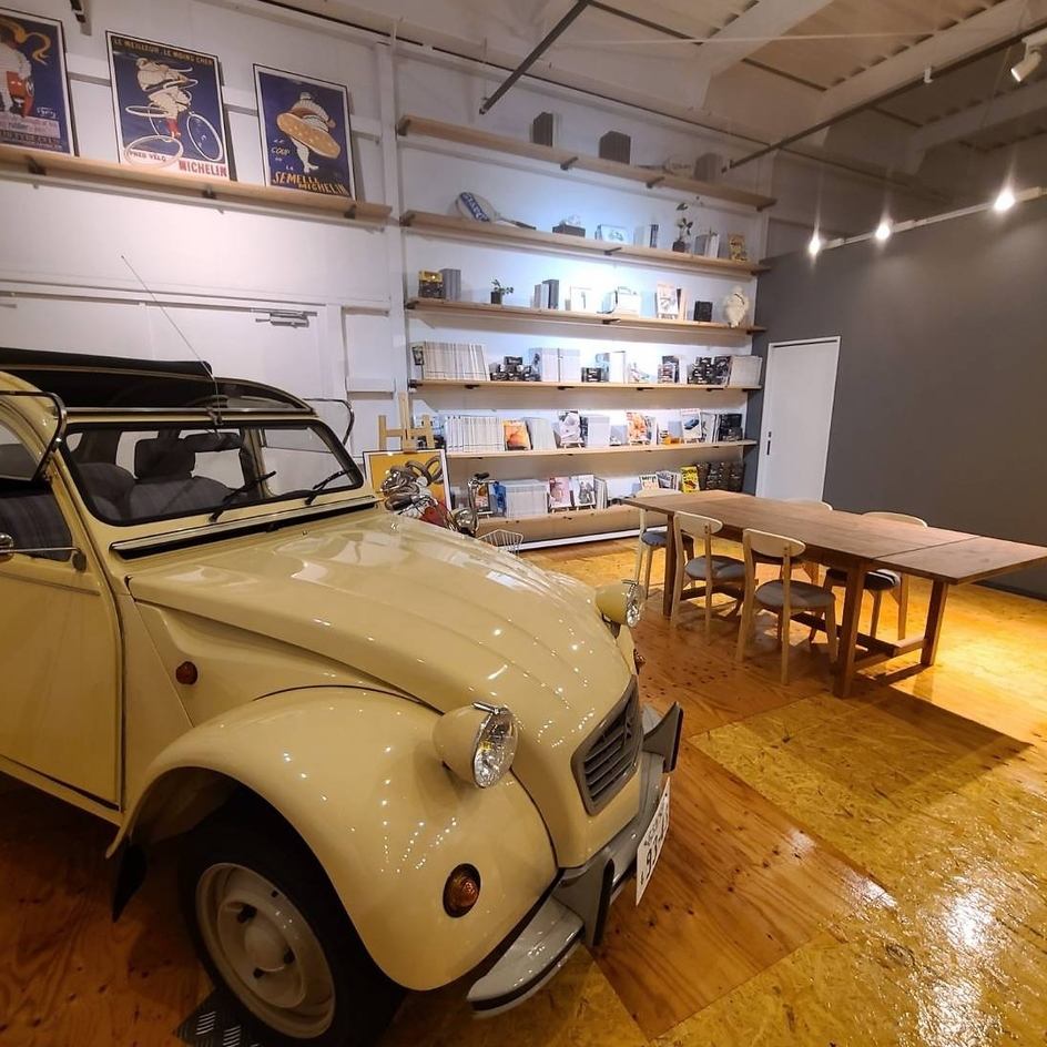 Inside the store, there is a space where you can enjoy coffee with cars from the 1970s.