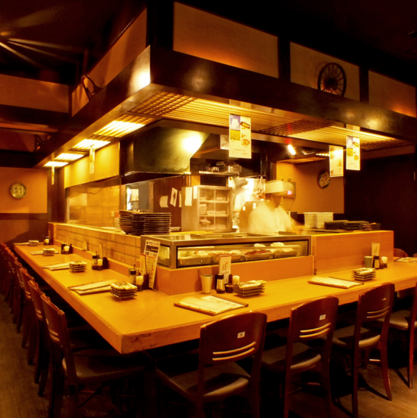 【お一人様も大歓迎♪】焼き鳥屋の特等席はカウンター席！目の前で焼きあげ、アツアツのまま串焼きが食べれる贅沢席です！同僚とのちょい飲みや、デートや友人同士の語り場に最適◎本格的な焼き鳥や人気の鶏のもつ煮込みなどとご一緒にこだわりの銘柄日本酒や地ビールをお楽しみ下さい♪ディナーはもちろん、ランチでも◎