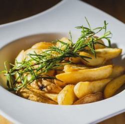 炸薯条配凤尾鱼蛋黄酱