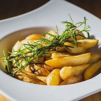 炸薯条配凤尾鱼蛋黄酱