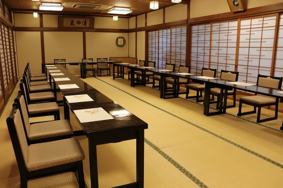 Private room that can accommodate a wide range of people from 2 to 45 people.It is used for various purposes such as couples, families, and company banquets.There are also popular chair seats these days.