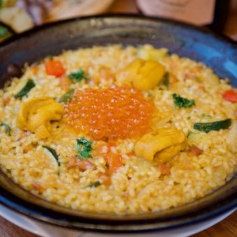 Luxurious! Sea urchin and salmon roe paella course