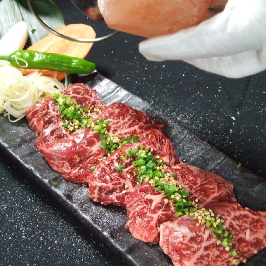 We offer a wide range of dishes from reasonable standard menus to luxurious specialty yakiniku.