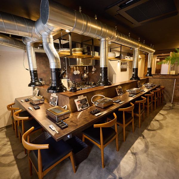 ≪職人の技を楽しめるカウンター席≫全11席ご用意したライブ感あふれるカウンター席からは、職人の繊細な手さばきをご覧いただけます。臨場感あふれる空間の中、当店がご用意した上質な「宮崎牛」を存分にお楽しみください。おひとり様でのご利用はもちろん、特別なデートやご友人同士でのご飲食にも最適なお席です。