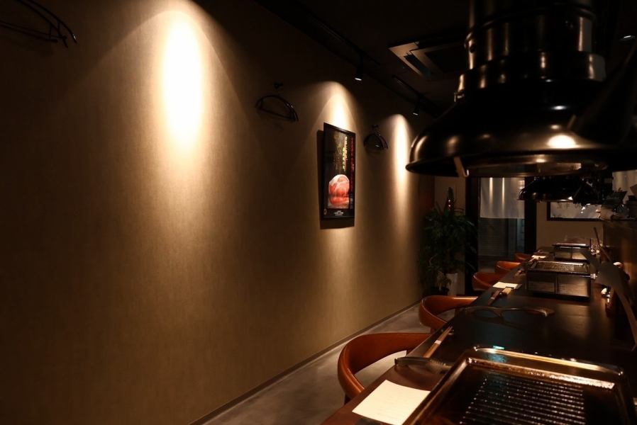 ≪宮崎牛をとことん愉しむカウンター席♪≫全11席ご用意したライブ感あふれるカウンター席は、宮崎牛をより美味しく味わう方法をご提案し、落ち着きながらも楽しい雰囲気を演出する空間づくりを心がけています。おひとり様でのご利用はもちろん、会食や特別なデートやご友人同士でのご飲食にも最適なお席となっております。