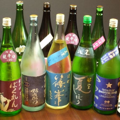 店主が全国各地から厳選した日本酒が楽しめる