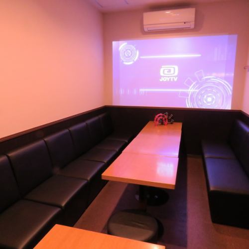 <p>We have many rooms that can accommodate small to large numbers of people.There are also rooms with projector facilities.</p>
