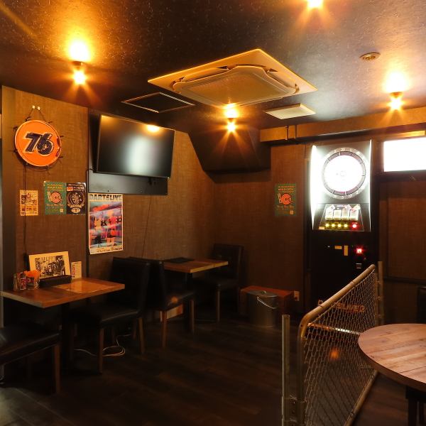店内はアメリカンな雰囲気で異国に迷い込んだような非日常体験が楽しめます。ビンテージハーレーがディスプレイされ、インテリアに魅力を加えています。落ち着いた色調の内装が心地よい空間を演出し、ご家族連れでも楽しい時間をお過ごしいただけます。貸切利用が可能で、各種宴会にも最適です。