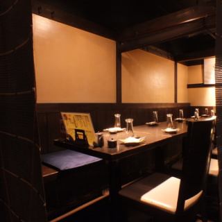 It is a table seat that can seat up to 16 people.The blinds can be lowered to the aisle side, making it a semi-private room.Since it is simply partitioned by bamboo blinds, the voices of surrounding customers can be heard.