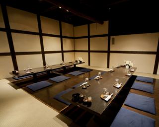 This is a semi-private room where the banquet seats for 36 people are separated by bamboo blinds.We can guide up to 14 to 18 people.