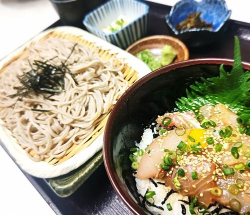 冷やし石臼蕎麦と海鮮ユッケ丼