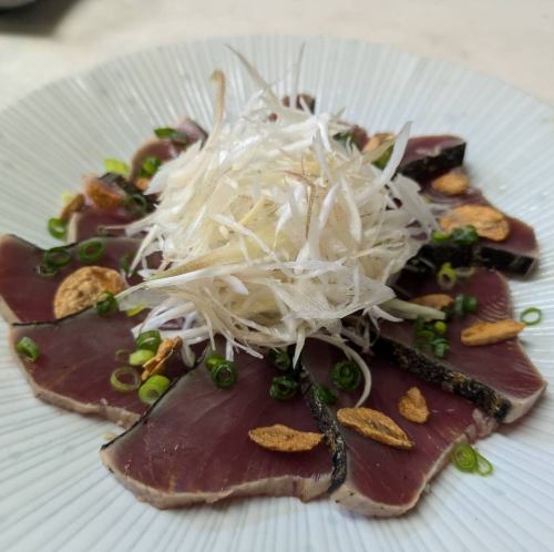 Returned bonito with garlic, green onion and ponzu sauce