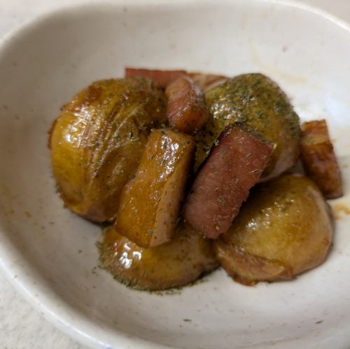 New potatoes and bacon baked with butter and soy sauce
