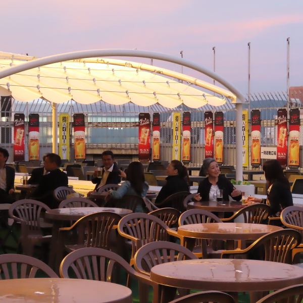 多国籍バイキングを楽しめる「WorldwideBeerPark」へようこそ♪広大なホールには世界各国の装飾が施され一歩足を踏み入れればそこはまるで世界一周旅行の出発点◎ワクワク感が店内に溢れており、非日常的な空間で最高の食体験をお届けします♪お料理の香りと活気ある雰囲気が皆様を地球の裏側まで連れて行ってくれますよ◎