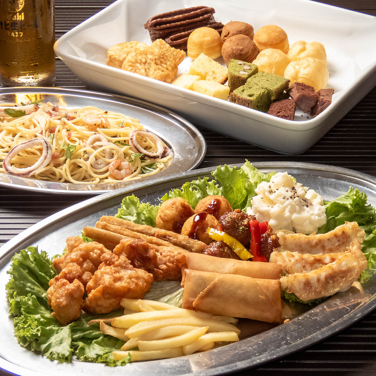 和洋中からデザートまで約40品の料理が食べ放題！飲み放題も◎