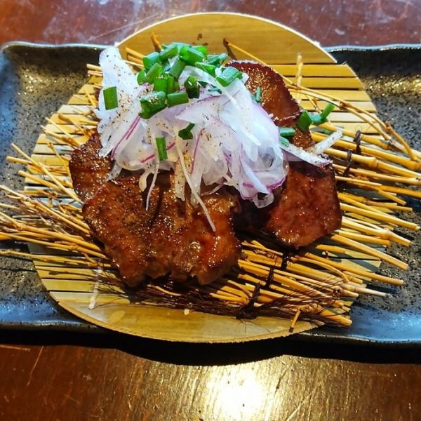 [虽然是居酒屋，但也能品尝到高品质的牛舌♪还提供开胃的自制酱汁◎]大人黑胡椒牛舌盐980日元（含税）