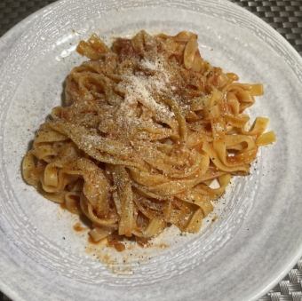 生パスタのトマトソースがけ