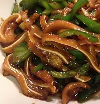 Stir-fried Pork Ears with Chinese-style Miso / Stir-fried Pork Livers and Garlic Chives