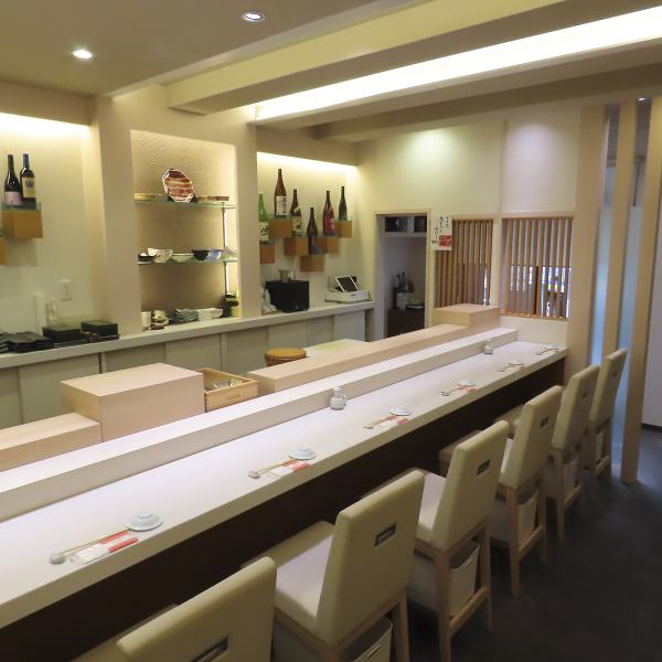 最大15名様までの少人数での宴会貸切を承っております。店内をプライベート空間として利用できるので、打ち上げや同窓会など様々なシーンに最適です。豊洲直送の新鮮な海鮮を堪能できる宴会コースも豊富にご用意しております。貸切のご利用をご希望の際は、ご予算や人数など、まずはお気軽に店舗までご相談ください。