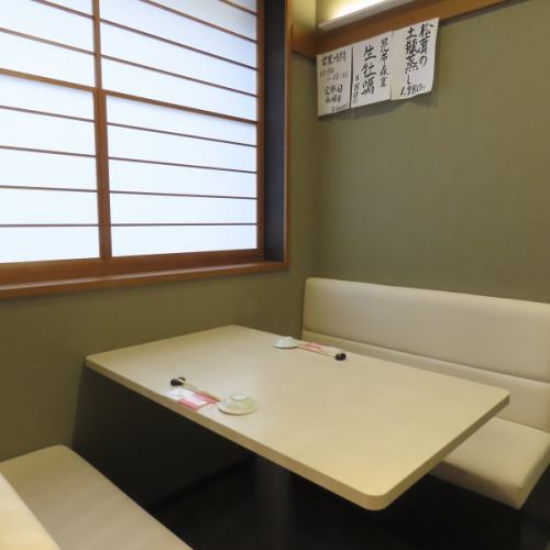 <p>小岩駅より徒歩3分とアクセス抜群の当店には、4名様掛けのテーブル席を2卓ご用意しております。 会社仲間との飲み会や二次会、ご友人との気軽な食事など、少人数での集まりに最適です。 落ち着いた空間で、周りを気にせず本格的な和食をお楽しみいただけます。料理とお酒を囲んで楽しいひとときをお過ごしください。</p>