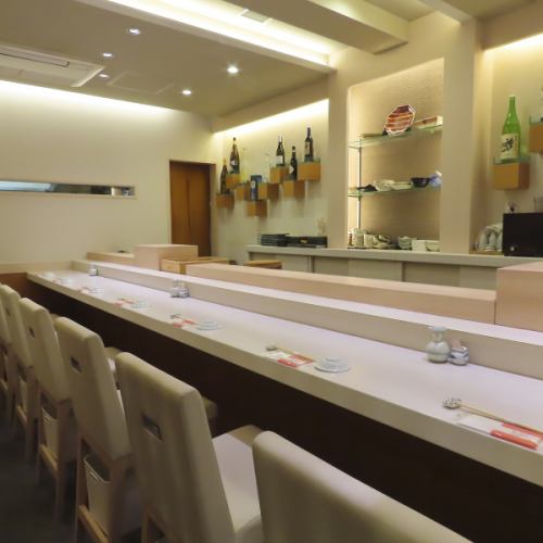 <p>お一人様でもふらっと立ち寄れるカウンター席を7席ご用意しております。職人の調理風景を間近で見ながら、お料理を楽しめる特等席です。会社終わりのサク飲みや、じっくりとお食事を堪能したい日にぴったり。当店自慢の海の幸と厳選された日本酒をゆっくりとお楽しみください。心温まるおもてなしでお待ちしてます。</p>