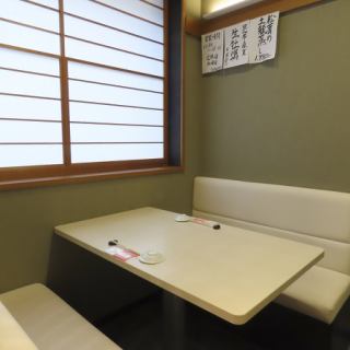 【テーブル席 4×2】4名様までの少人数グループでのご利用に便利なテーブル席が2卓ございます。落ち着いた空間で、様々なシーンでご利用いただけるお席です。会社仲間との飲み会や、ご家族でのお食事にもぴったり。自慢の本格和食を囲んでゆったりと会話をお楽しみください。