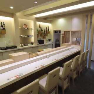 【貸切 15×1】最大15名様までご利用いただける貸切を承っております。歓送迎会や打ち上げ、同窓会など、各種ご宴会に最適です。本格的な和食コースと豊富な地酒で、思い出に残るパーティーを。店内は禁煙となっております。予算や人数に合わせて最適なご提案をいたしますので、まずはお気軽にご相談ください。