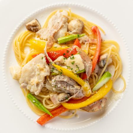 義大利培根、義大利香腸和彩色蔬菜辣椒套餐