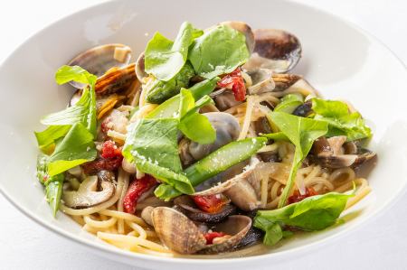あさりとアスパラ、椎茸のボンゴレビアンコルッコラサラダ添え セット