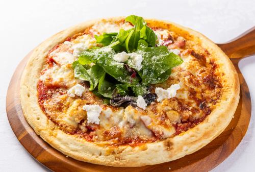 沙拉披薩套餐，包含各種火腿、乳酪和馬蘇里拉乳酪